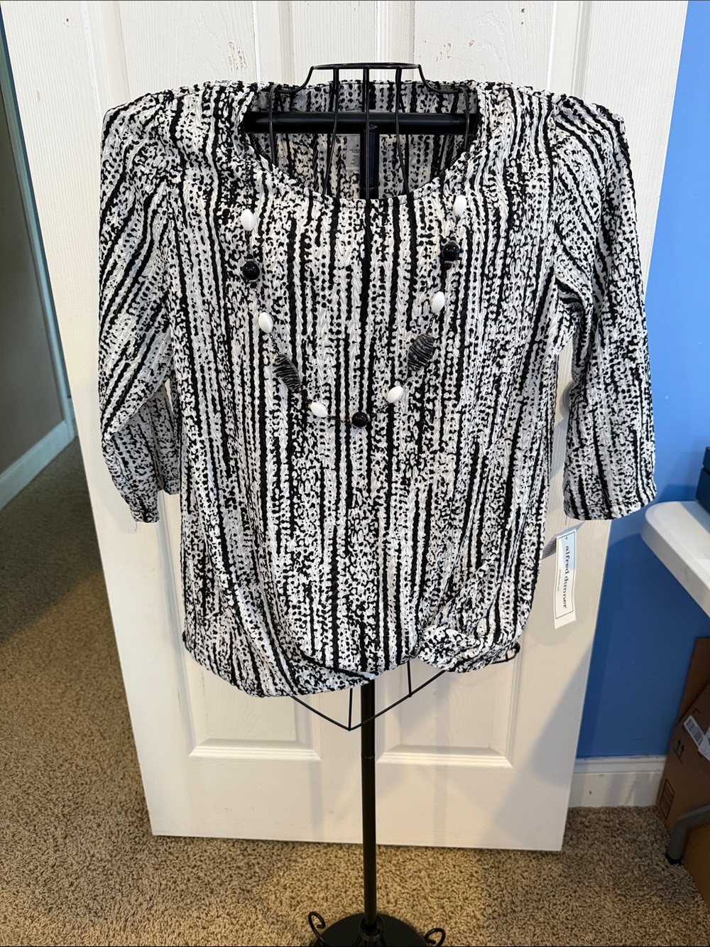 Alfred Dunner Black and White Scoop Neck Blouse Built In Necklace Medium NWT NEW